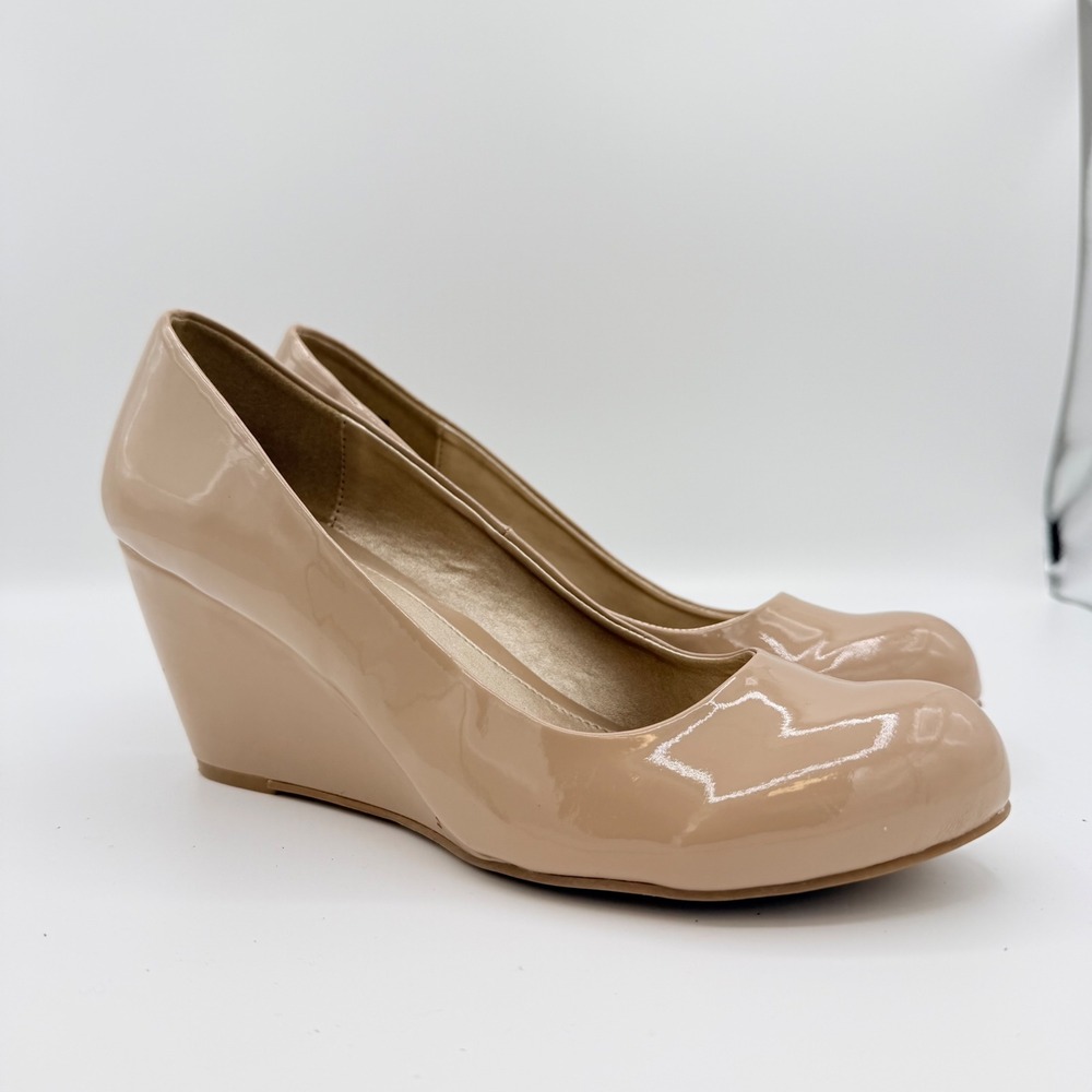 CL by Laundry Nima Nude Patent Wedge Pumps Size 8.5 EU 39 Round Toe Heels